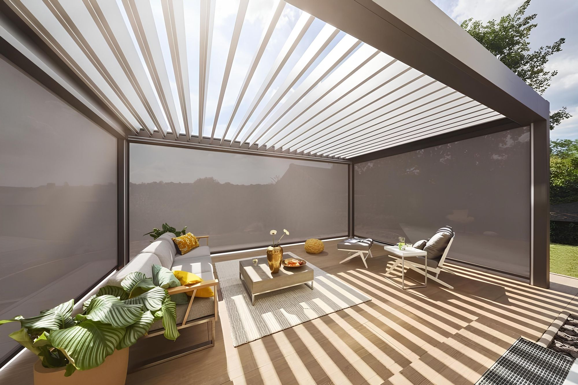 Eine Terrassenüberdachung mit Lamellen